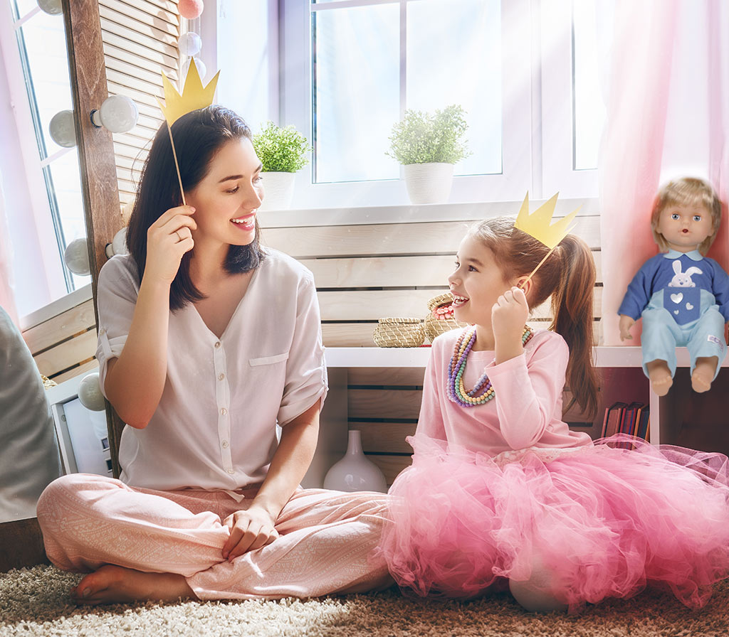 Mamma e figlia, vestite da principessa con alle spalle Cicciobello Bua