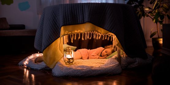 Bambina dorme in casetta fatta con fantasia