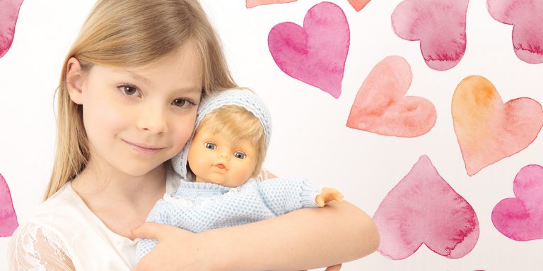 Bambina con il suo primo Cicciobello Angelo Azzurro