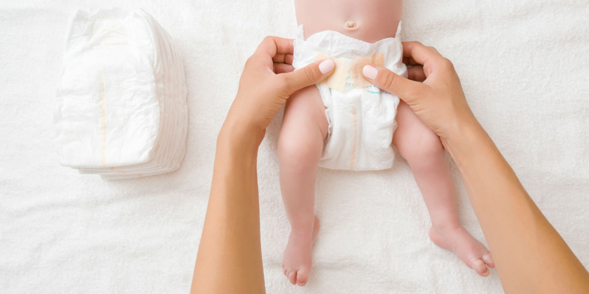 baby-shower_neo-mamma-cambia-pannolino_1200x600 Una neo mamma cambia il pannolino ad un neonato