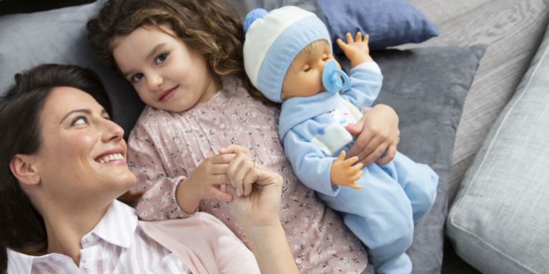 Mamma e figlia: il gioco infantile con Cicciobello Fiocco di Neve