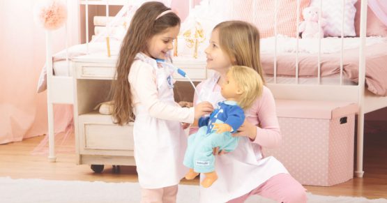 Bambine giocano insieme con Cicciobello Bua