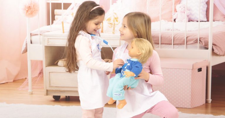 Bambine giocano insieme con Cicciobello Bua