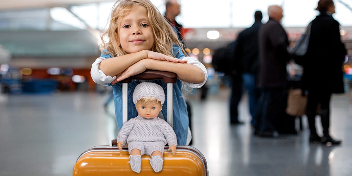 viaggiare-con-i-bambini_cicciobello-su-valigia 1200×630 Bambina con valigia e Cicciobello