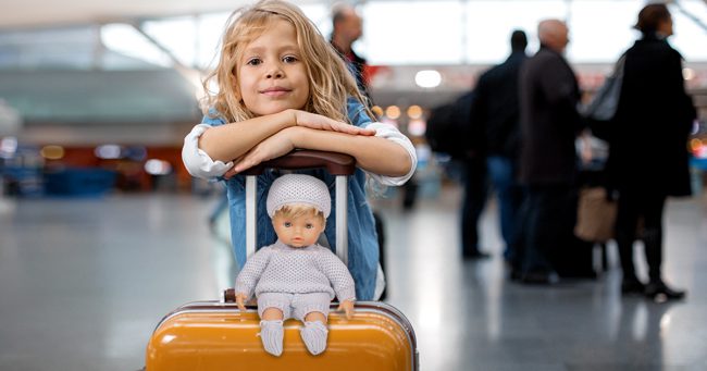 viaggiare-con-i-bambini_cicciobello-su-valigia 1200×630 Bambina con valigia e Cicciobello