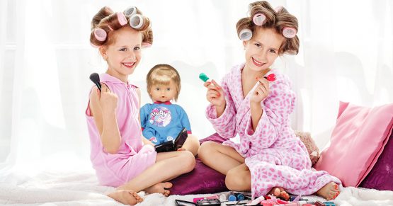 Due bambine giocano a truccarsi, tra loro Cicciobello Muah