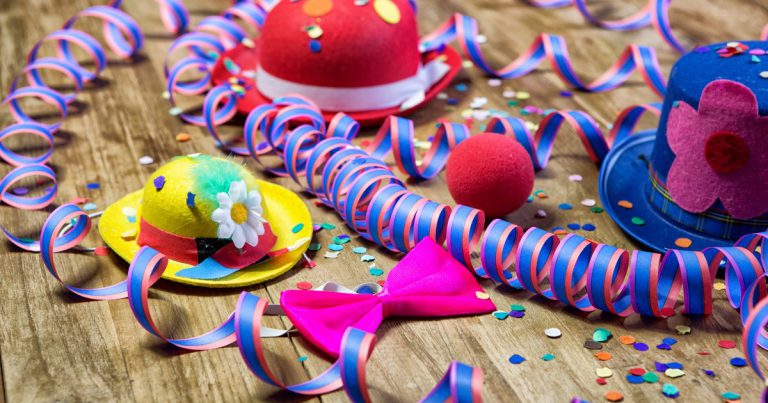 Stelle filanti e cappellini di Carnevale