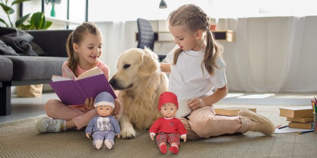 Due bambine e un cagnolino giocano alle letture animate con Cicciobello Elegance