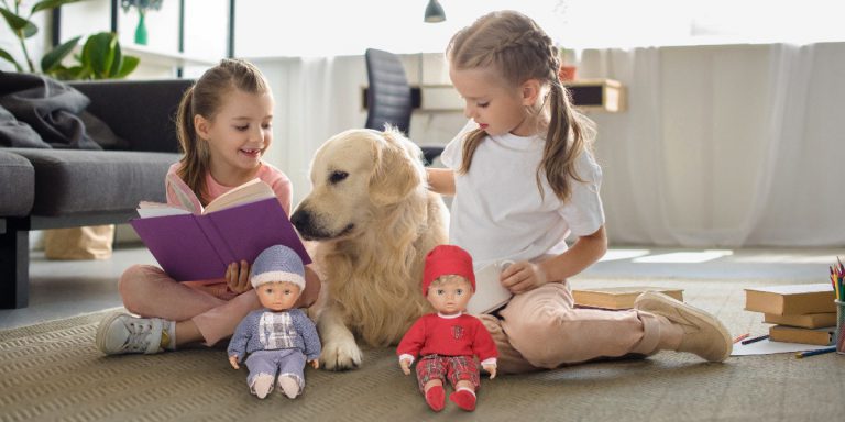 Due bambine e un cagnolino giocano alle letture animate con Cicciobello Elegance