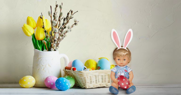 Cicciobello davanti a un cestino pieno di uova di Pasqua decorate
