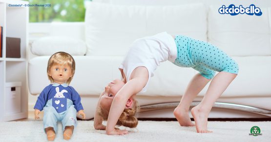 Bambina fa lezione di ginnastica in casa con Cicciobello