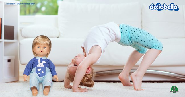 Bambina fa lezione di ginnastica in casa con Cicciobello