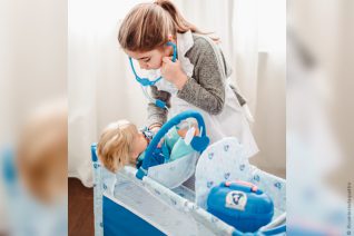 Credit foto: Adriana Fusè - le sue figlie mentre giocano con Cicciobello Bua