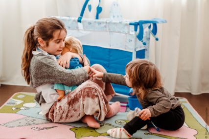 Credit foto: Adriana Fusè - le sue figlie mentre giocano con Cicciobello Bua