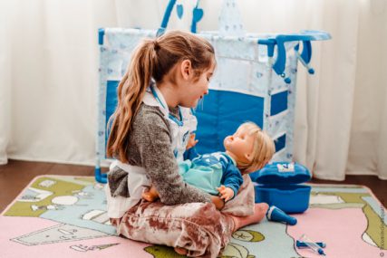 Credit foto: Adriana Fusè - le sue figlie mentre giocano con Cicciobello Bua