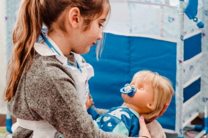 Credit foto: Adriana Fusè - le sue figlie mentre giocano con Cicciobello Bua