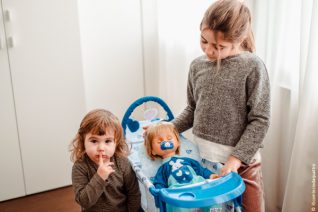 Credit foto: Adriana Fusè - le sue figlie mentre giocano con Cicciobello Bua