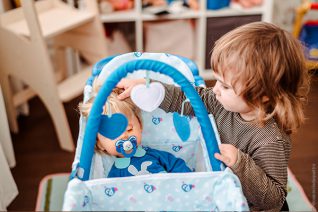 Credit foto: Adriana Fusè - le sue figlie mentre giocano con Cicciobello Bua