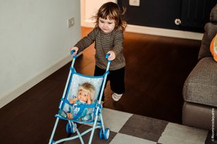 Credit foto: Adriana Fusè - le sue figlie mentre giocano con Cicciobello Muah