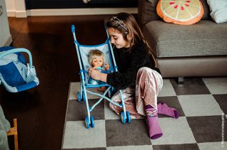 Credit foto: Adriana Fusè - le sue figlie mentre giocano con Cicciobello Muah