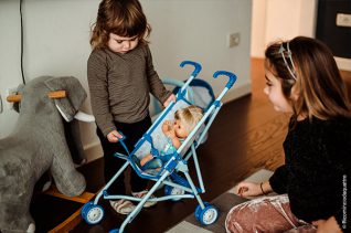 Credit foto: Adriana Fusè - le sue figlie mentre giocano con Cicciobello Muah