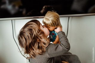 Credit foto: Adriana Fusè - le sue figlie mentre giocano con Cicciobello Muah