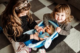 Credit foto: Adriana Fusè - le sue figlie mentre giocano con Cicciobello Muah