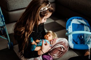 Credit foto: Adriana Fusè - le sue figlie mentre giocano con Cicciobello Muah