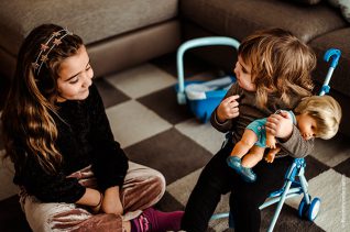 Credit foto: Adriana Fusè - le sue figlie mentre giocano con Cicciobello Muah