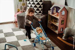 Credit foto: Adriana Fusè - le sue figlie mentre giocano con Cicciobello Muah