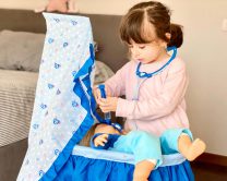 Credit foto: Laura Latino - Lavilia gioca con Cicciobello Bua e gli somministra le medicine