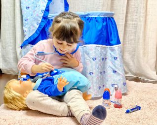 Credit foto: Laura Latino - Lavilia gioca con Cicciobello Bua e gli somministra le medicine