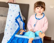 Credit foto: Laura Latino - Lavilia gioca con Cicciobello Bua e gli somministra le medicine