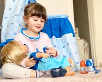 Credit foto: Laura Latino - Lavilia gioca con Cicciobello Bua e gli somministra le medicine