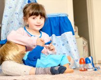 Credit foto: Laura Latino - Lavilia gioca con Cicciobello Bua e gli somministra le medicine