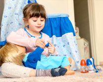 Credit foto: Laura Latino - Lavilia gioca con Cicciobello Bua e gli somministra le medicine