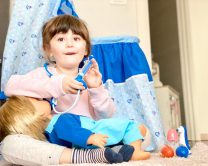 Credit foto: Laura Latino - Lavilia gioca con Cicciobello Bua e gli somministra le medicine