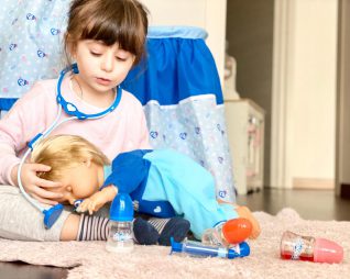 Credit foto: Laura Latino - Lavilia gioca con Cicciobello Bua e gli somministra le medicine