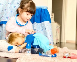 Credit foto: Laura Latino - Lavilia gioca con Cicciobello Bua e gli somministra le medicine