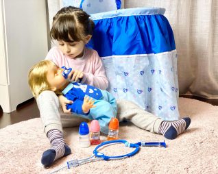 Credit foto: Laura Latino - Lavilia gioca con Cicciobello Bua e gli somministra le medicine