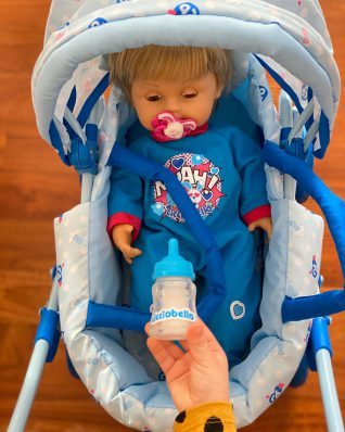 Ludovica, la figlia di Serena De Giusti, gioca con il suo Cicciobello Mille Baci Photo Credits: Serena De Giusti