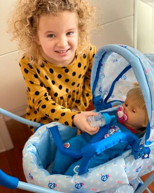 Ludovica, la figlia di Serena De Giusti, gioca con il suo Cicciobello Mille Baci Photo Credits: Serena De Giusti