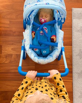 Ludovica, la figlia di Serena De Giusti, gioca con il suo Cicciobello Mille Baci Photo Credits: Serena De Giusti