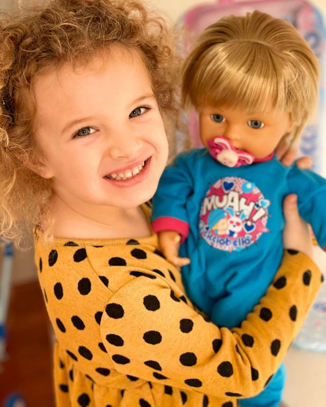 Ludovica, la figlia di Serena De Giusti, gioca con il suo Cicciobello Mille Baci Photo Credits: Serena De Giusti