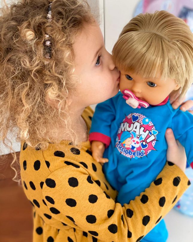 Ludovica, la figlia di Serena De Giusti, gioca con il suo Cicciobello Mille Baci Photo Credits: Serena De Giusti