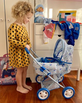 Ludovica, la figlia di Serena De Giusti, gioca con il suo Cicciobello Mille Baci Photo Credits: Serena De Giusti