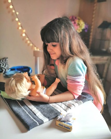 Credits Valentina Piccini - la figlia di Valentina Piccini gioca con Cicciobello Sederino Rosso