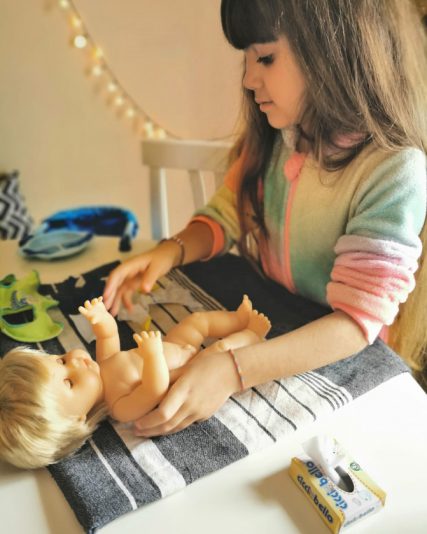 Credits Valentina Piccini - la figlia di Valentina Piccini gioca con Cicciobello Sederino Rosso