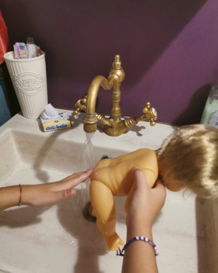 Credits Valentina Piccini - la figlia di Valentina Piccini gioca con Cicciobello Sederino Rosso