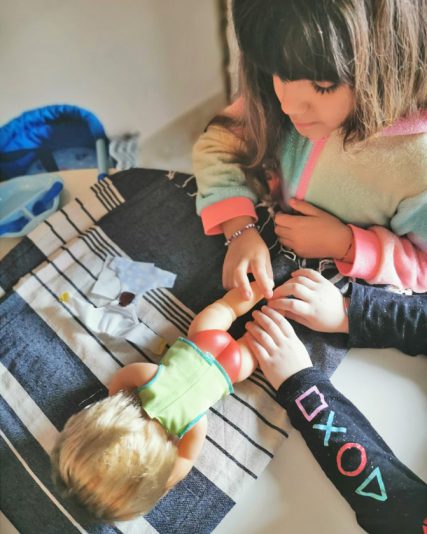 Credits Valentina Piccini - la figlia di Valentina Piccini gioca con Cicciobello Sederino Rosso